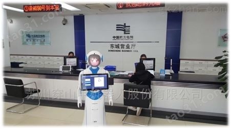乌鲁木齐大厅车管所推出智能迎宾服务机器人